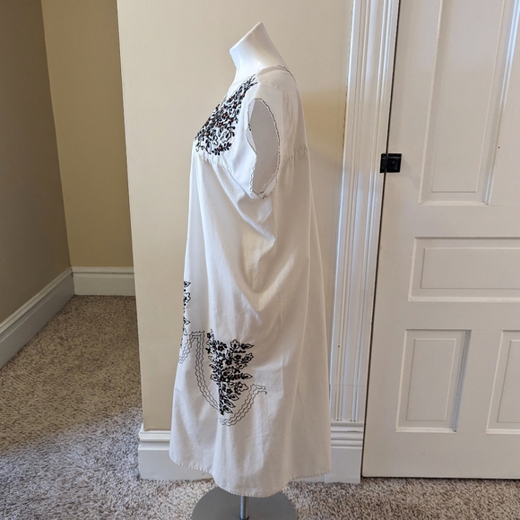 Vintage white lounge dress with pretty black and orange embroidery size L - Picture 2 of 7
